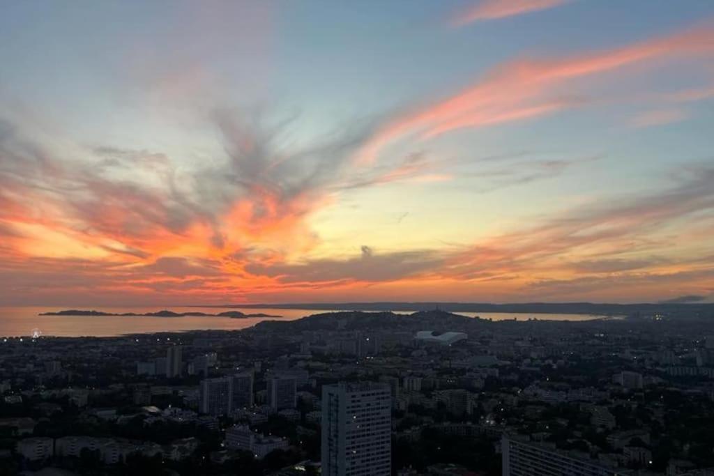 Superbe Appartement 2 Chambres Avec Vue Sur La Mer Et La Montagne Marseille Exterior photo